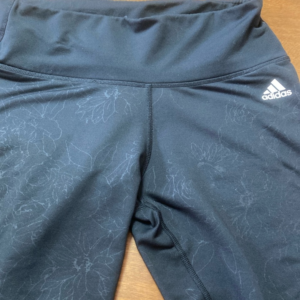 Adidas Climalite size M floral embossed athletic leggings; key pocket; black